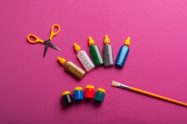 Yaratıcılık için masa üzerinde renkli kırtasiye