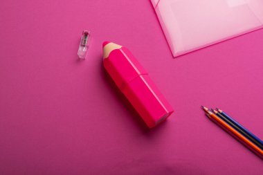 Yaratıcılık için masa üzerinde renkli kırtasiye