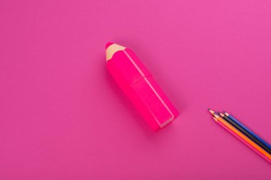 Yaratıcılık için masa üzerinde renkli kırtasiye