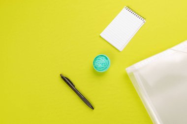 Yaratıcılık için masa üzerinde renkli kırtasiye