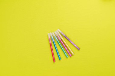 Yaratıcılık için masa üzerinde renkli kırtasiye