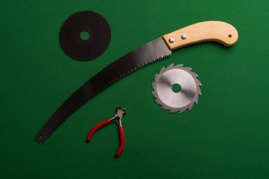 Yeşil yüzeyde profesyonel araçlar