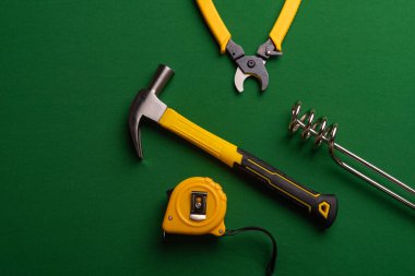 Yeşil yüzeyde profesyonel araçlar