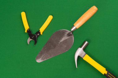 Yeşil yüzeyde profesyonel araçlar