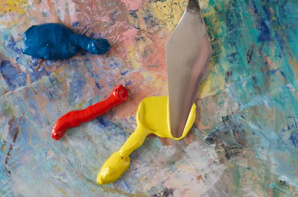 Painting knife spreading oil colour — Stock Photo, Image