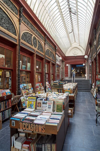 Librería de segunda mano situada en la Bortier Gallery de Bruselas — Foto de Stock