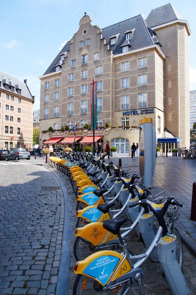 Alquiler de bicicletas frente a un hotel en Bruselas, cerca de la estación central . — Foto de Stock