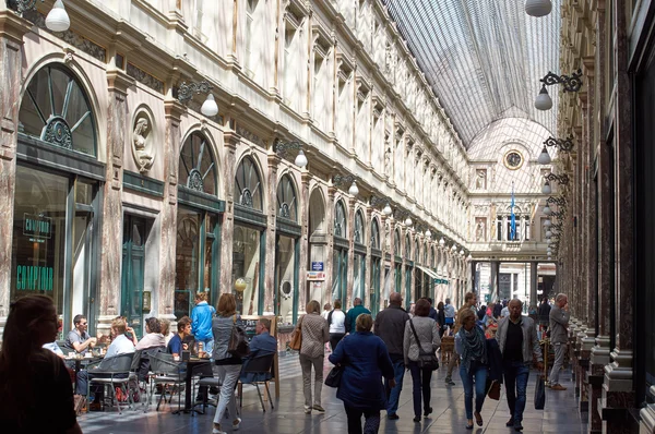 Königinnengalerie in Brüssel, Menschen, die einkaufen oder einen Drink genießen. — Stockfoto