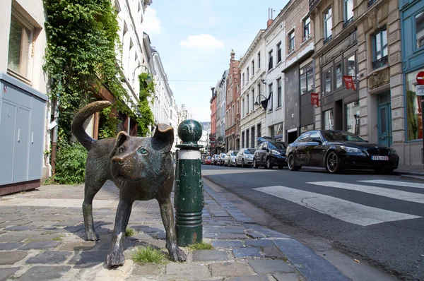 Bronzeskulpturen "Zinneke Pis" i Bruxelles - Stock-foto