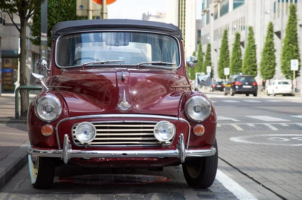 Morris Minor 1000 convertible parked in the street of Brussels — Stock Photo, Image