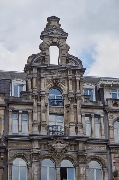 Foran et typisk hus i Brussel, Belgia . – stockfoto