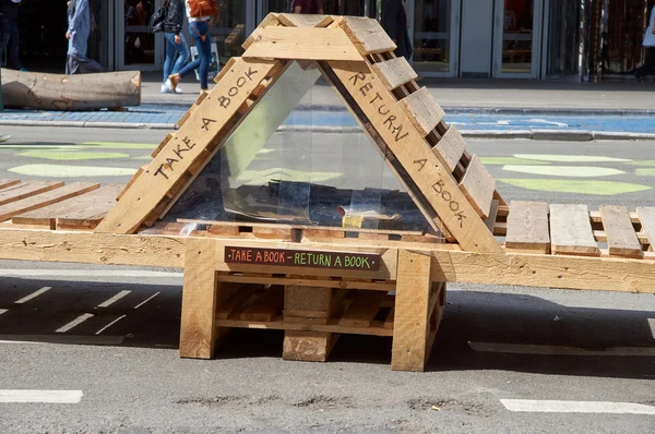 "Nimm ein Buch - bring ein Buch zurück" -Stand — Stockfoto