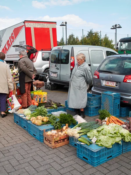 ベルギー市場で彼女の自身の生産の野菜を販売農家. — ストック写真