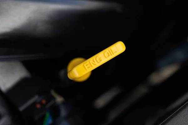 Κίτρινος Λεβιές Μηχανή Αυτοκινήτου Μέτρηση Της Στάθμης Λαδιού Κινητήρα Δίστιχο Royalty Free Εικόνες Αρχείου