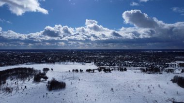 Karlı üst manzara. Banliyöde hava fotoğrafçılığı. Kuş bakışı kış manzarası. 