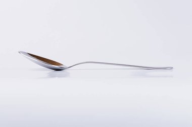 İzole edilmiş beyaz arka planda gümüş parlak kaşık.