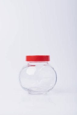 Boş kozmetik ambalaj modeli. Gerekli yağlar için küçük bir kavanoz. Beyaz arka planda kozmetik ürünleri için şişe. 