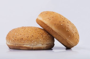 Beyaz izole arkaplanda çizburger ekmeği. Beyaz arka planda susamlı iki hamburger çöreği.
