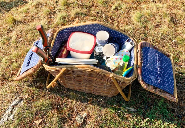 Rattan Piknik Sepeti Çeşitli Şeylerle Dolu Stok Fotoğraf