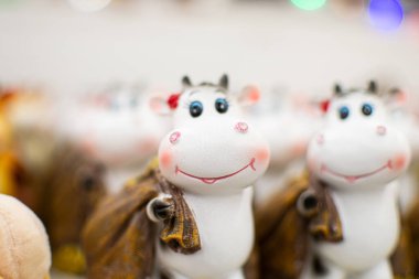 Süpermarkette İnek veya Boğa heykeli, 2021 yılının bir sembolü.