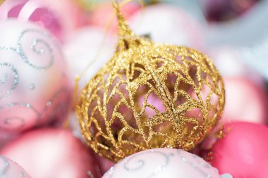 Altın parıltılı ağaç oyuncakları yakın, sığ alan derinliği