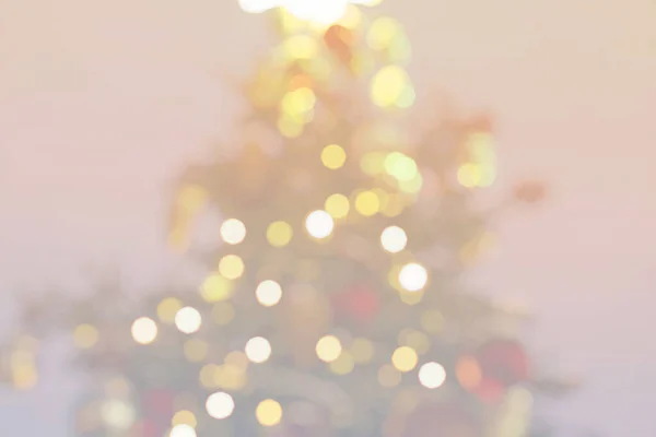 Lampu kabur pohon Natal pada latar belakang cahaya — Stok Foto