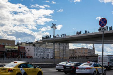Moskova, Rusya - 31 Temmuz 2020: Zaryadye parkında Moskova Kremlin, Rusya 'nın önünde uçan yaya gözcü köprüsü
