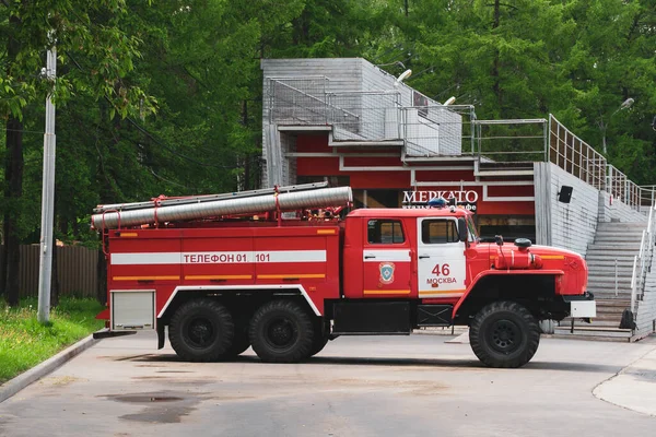 Moscú Rusia Junio 2020 Camión Bomberos Rojo Ruso Estacionado Parque —  Fotos de Stock