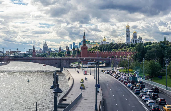俄罗斯莫斯科 2020年7月31日 从Zaryadye公园的行人桥俯瞰莫斯科河和克里姆林宫 — 图库照片
