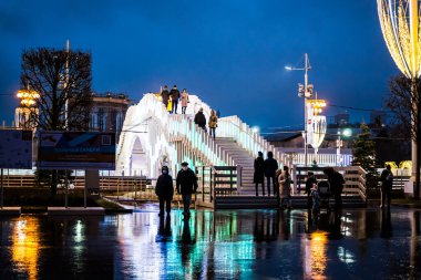 Moskova, Rusya - 29 Kasım 2020: VDNKh parkındaki buz pateni pistinin üzerindeki köprü