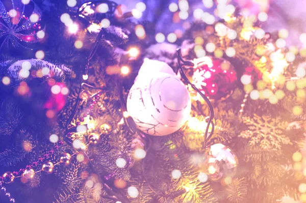 Kerstboom Tak Met Kerstballen Verlichting — Stockfoto