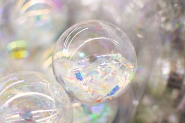 Dükkanda şeffaf cam bir Noel topları