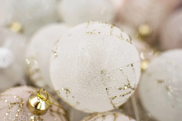 Białe Szklane Kulki Świąteczne Złotymi Brokatami Błyszczące Zbliżenie Miękkie Skupienie — Zdjęcie stockowe