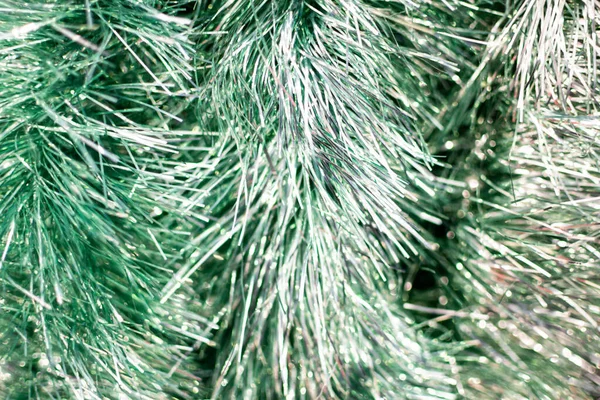 Зелений блискучий різдвяний мішура прикраса, м'який фокус — стокове фото