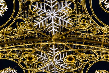 Park 'taki Noel sokak dekorasyonu, akşam fotoğrafı.