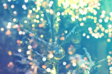 Topları ve bulanık ışıkları olan Noel ağacı dalları. Reklamınız, posteriniz, afişiniz için tasarım