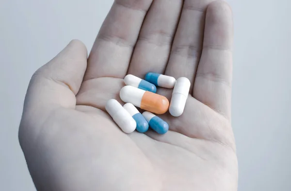 Banyak pil antibiotik di tangan, pengobatan infeksi bakteri — Stok Foto
