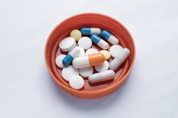 En hel del antibiotika piller i handen, bakteriell infektion behandling — Stockfoto