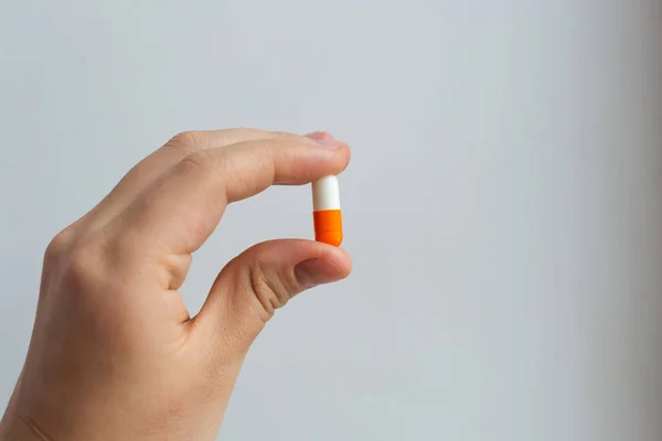 Hand houden grote capsule pil van de azithromycine antibioticum, bacteriële infectie behandeling Stockafbeelding