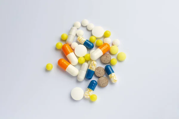 Tablet dan pil di atas meja putih, mengkonsumsi banyak pil konsep — Stok Foto