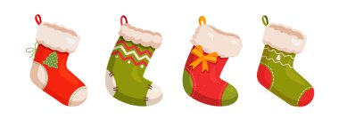 Beyaz Arkaplanda Farklı Şenlik Tasarımlarında Dört Noel Çorabı, Noel Dekoru ve Mevsimsel Tasarım İçin Sıcak Kış Çorapları Koleksiyonu