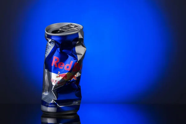 Crumpled Üres Red Bull Can Kék Háttér Másolási Hely — Stock Fotó