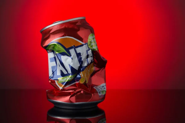 Verbrokkelde Lege Fanta Kan Rode Achtergrond Met Kopieerruimte — Stockfoto