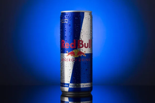 Red Bull Kan Met Waterdruppels Blauwe Achtergrond Met Kopieerruimte Rechtenvrije Stockafbeeldingen