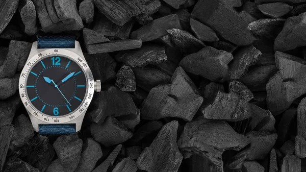 Elegancia Reloj Mano Azul Sobre Fondo Negro Con Espacio Para Imagen de archivo