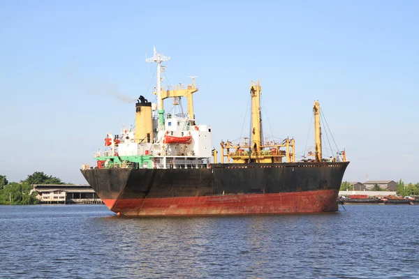 Buque de carga flotando en el río — Foto de Stock