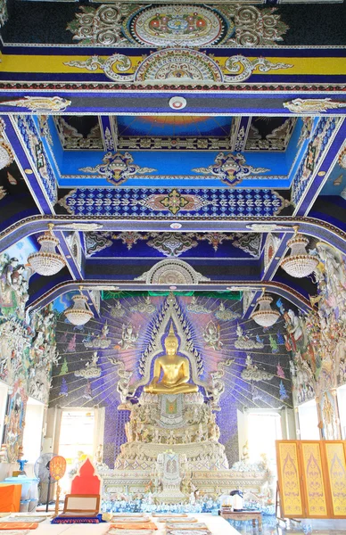 Buddha-Statue in wunderschöner thailändischer Kirche — Stockfoto