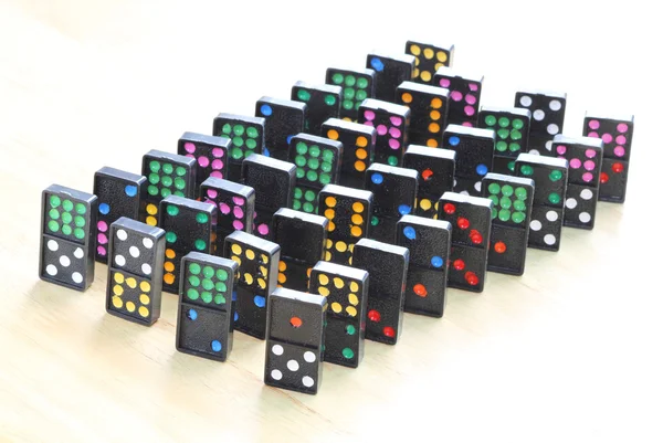 Fila de dominós coloridos — Fotografia de Stock
