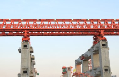 Yükseltilmiş demiryolu parça inşaat sahasında büyük sütunlar üzerinde