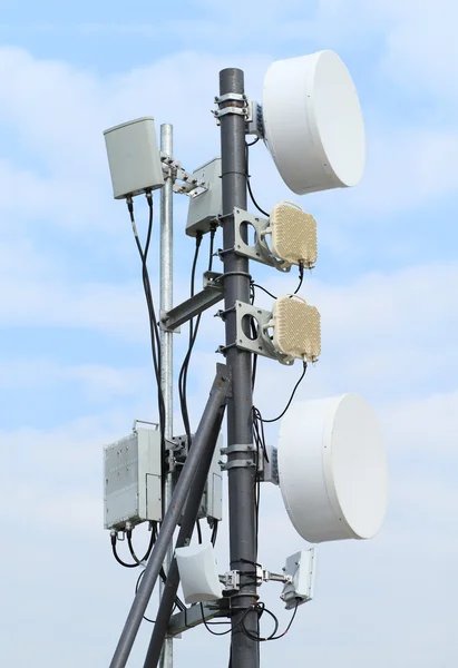 Attrezzatura per antenne con sfondo cielo blu — Foto Stock